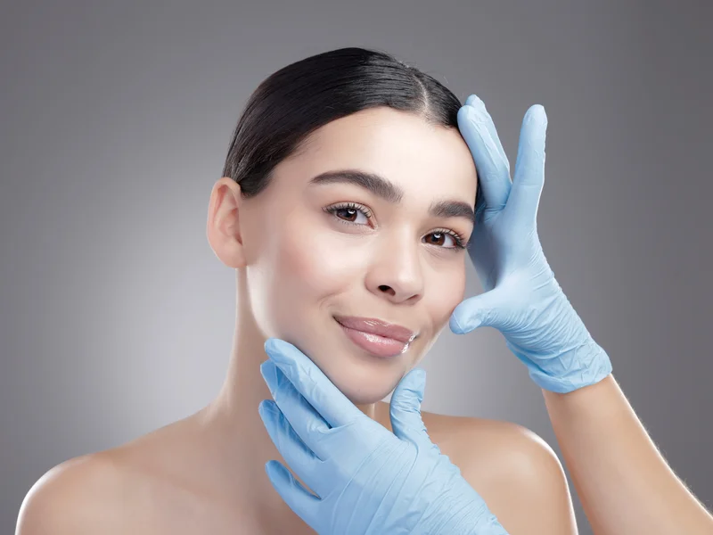 Ragazza che fa una visita per la medicina estetica